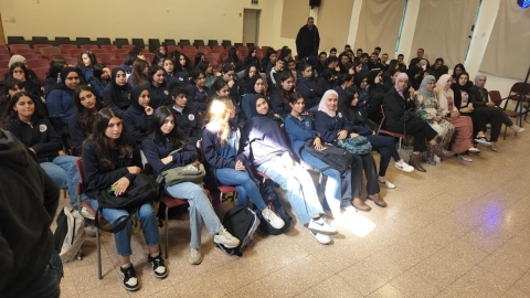 مسرحية  2 في تل ابيب على خشبة مسرح الحوارنة لطلاب ثانوية كفر قرع.jpg