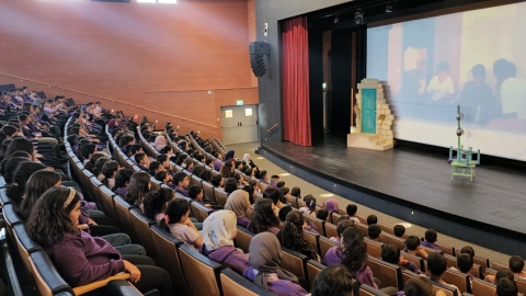 نجاح كبير لِبَيع بضايع الحَكايا الشعبية في القصر الثقافي القرعاوي.jpg