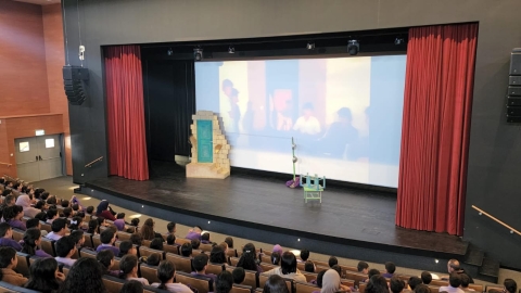 نجاح كبير لِبَيع بضايع الحَكايا الشعبية في القصر الثقافي القرعاوي.jpg